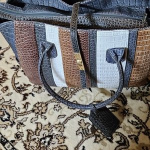 Vguc. Rolling briefcase/purse/day bag.